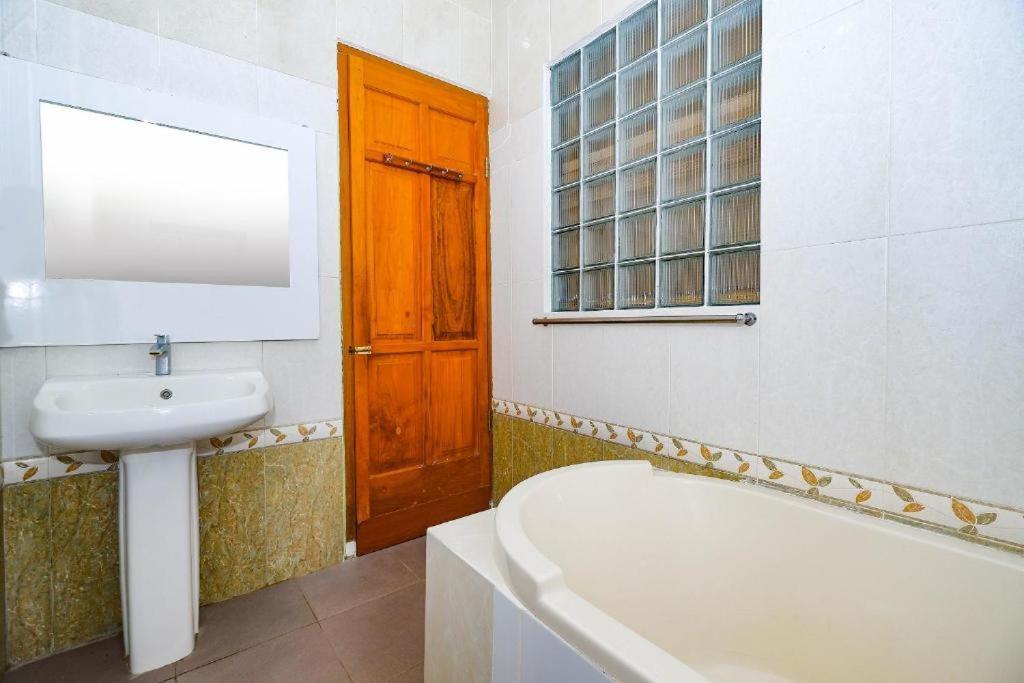 Guest House Gethsemane Salatiga Exterior foto
